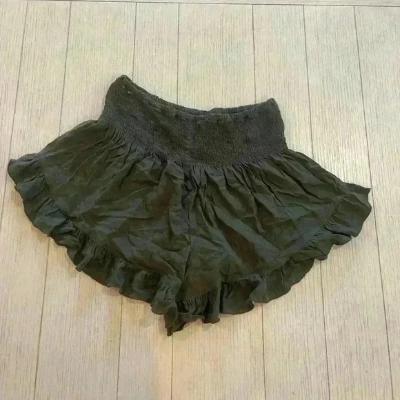 Green hollister flowy shorts size medium - Picture 2 of 4